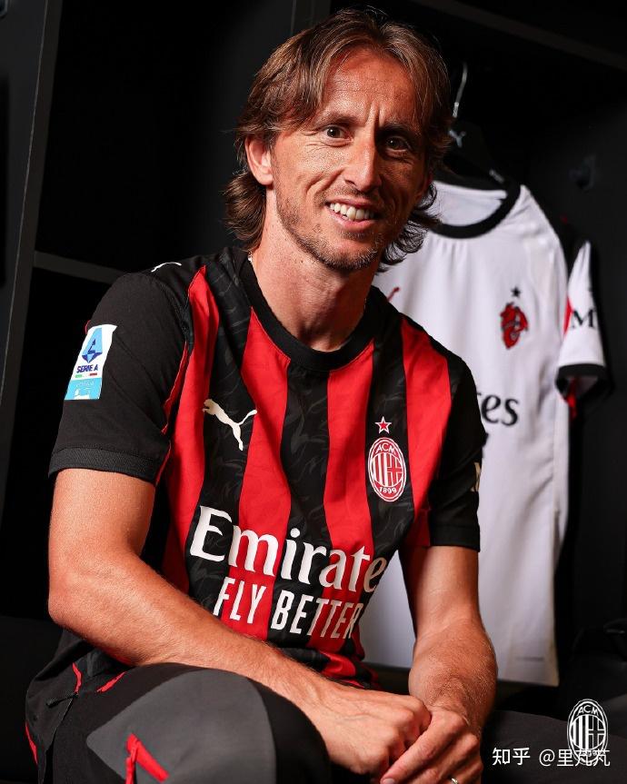 西甲首球+完美帽子戏法，皇马轰5球大胜，落后榜首巴萨4分